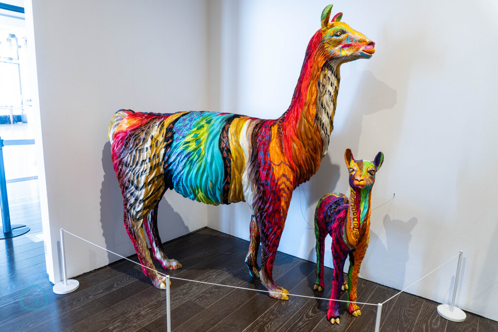 マチュピチュ展　会場風景　カラフルなラマ