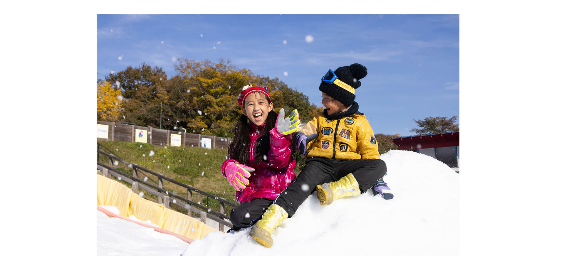 さがみ湖MORI MORI　スノーパラダイス 雪山で遊ぶ子ども