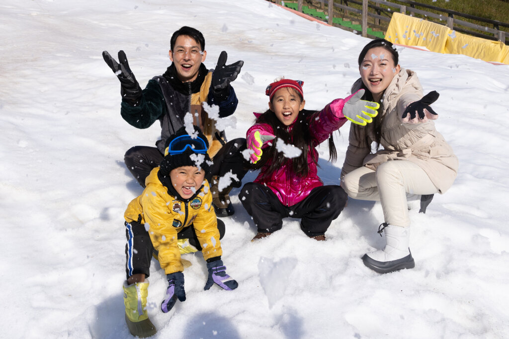 さがみ湖MORI MORI　スノーパラダイス 雪山で遊ぶ子ども