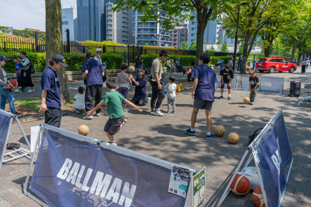 フットボールで遊ぶ子ども