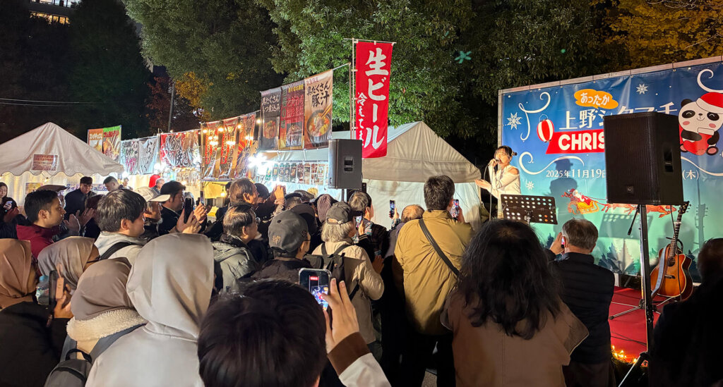 屋台が連なる会場風景　ライブ