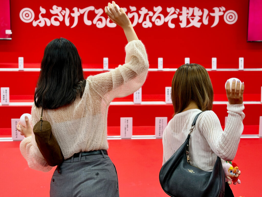 ボールを投げる女子