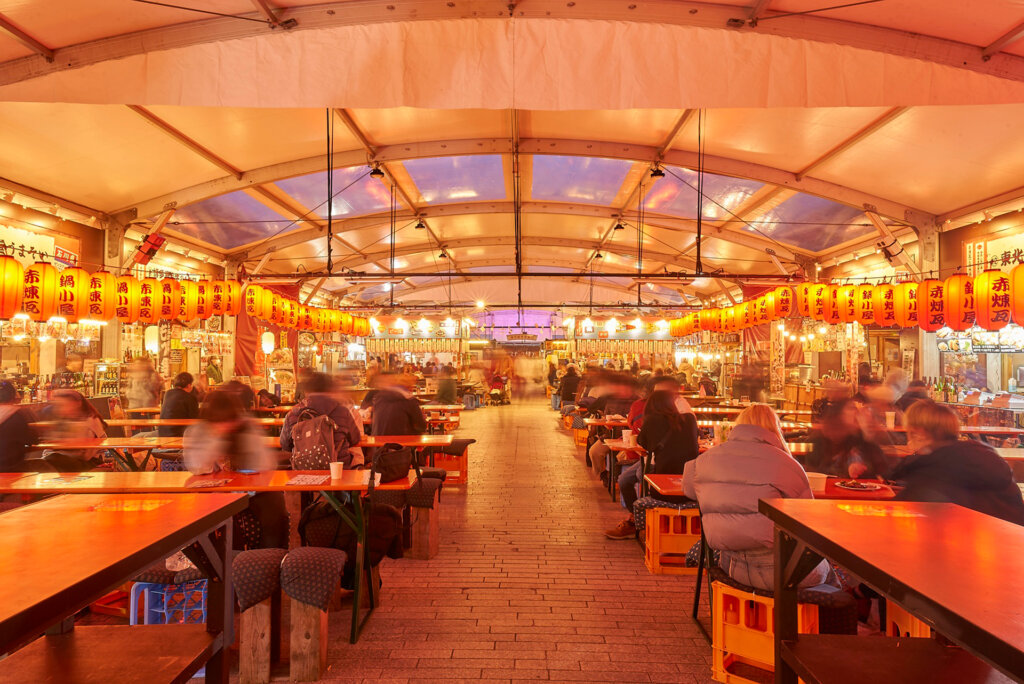 屋内テントの屋台村