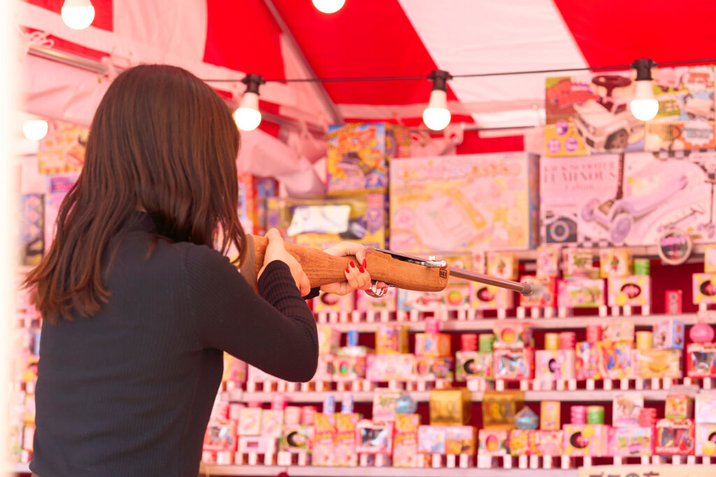 射的を楽しむ女性