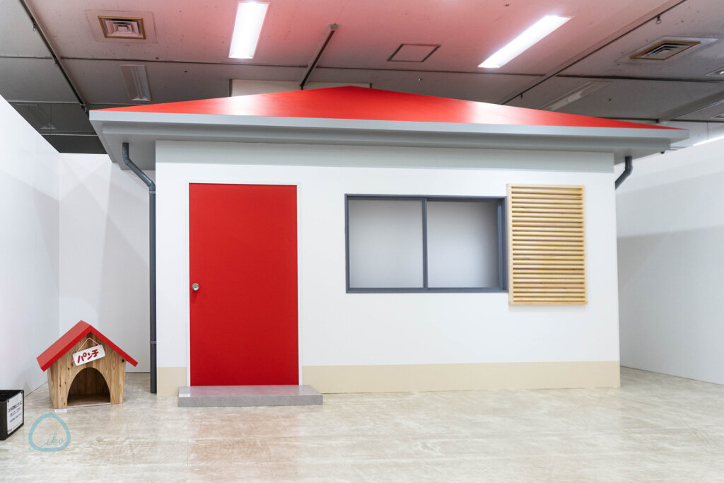 あだち充展　会場風景　プレハブ