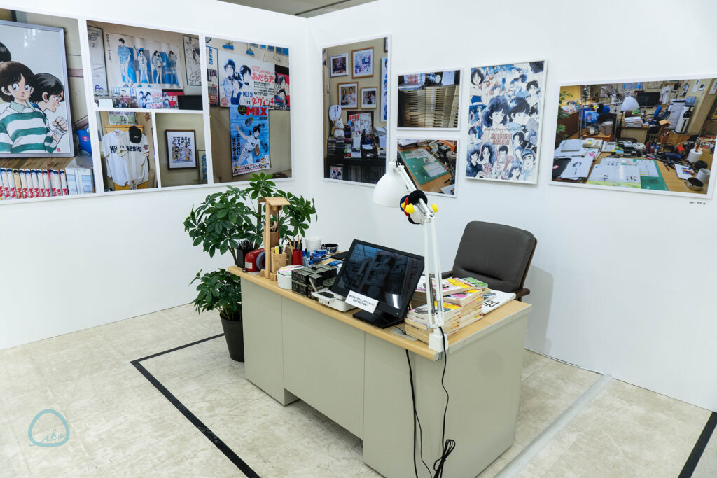 あだち充展　会場風景　先生のデスク