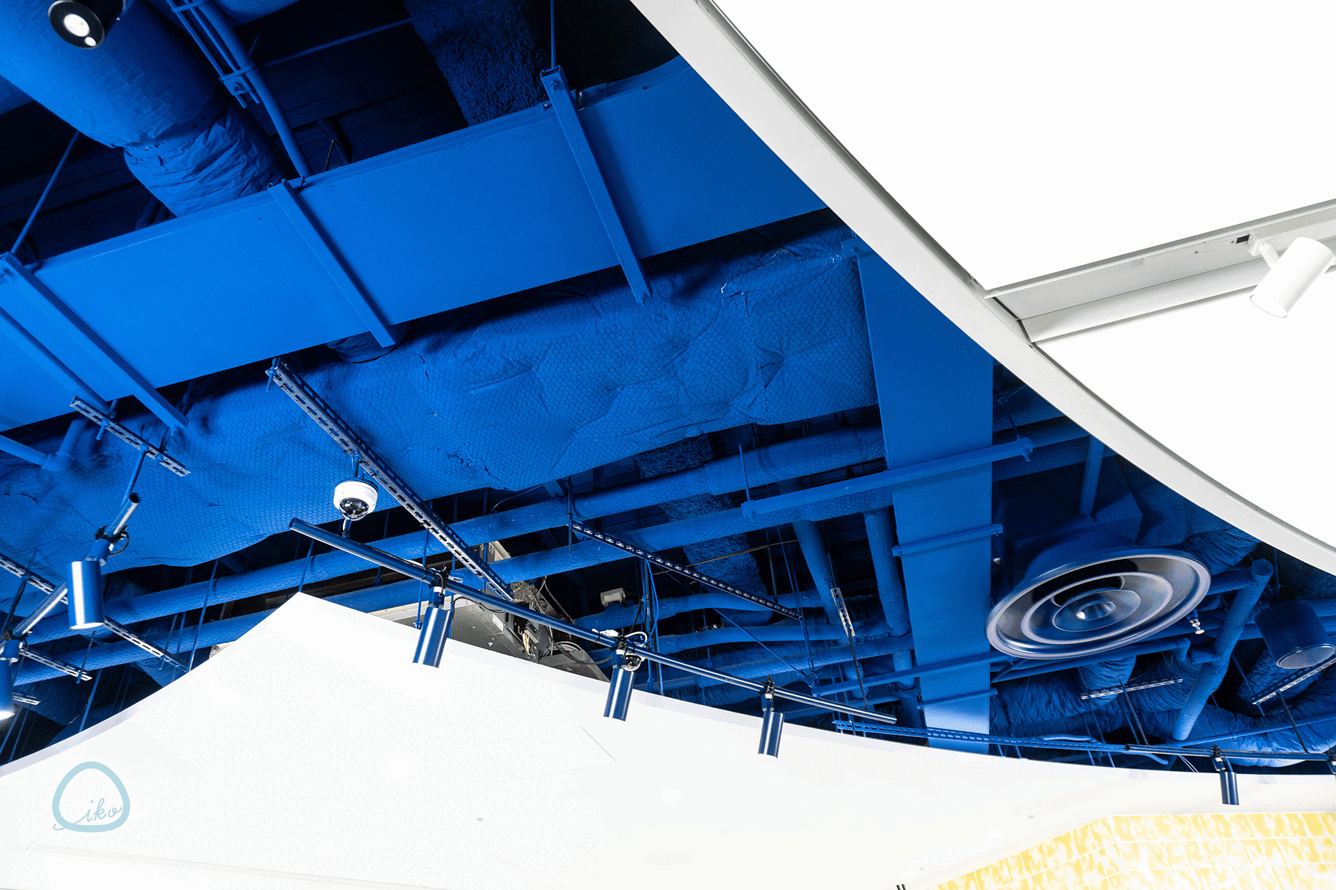 ワンピースベースショップ 店内風景 天井 消化器