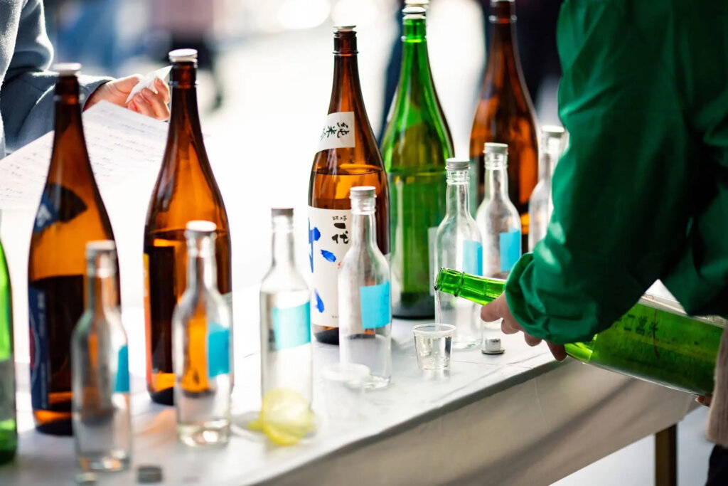 日本酒を振る舞う様子