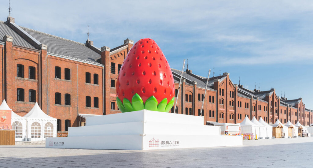 苺の巨大オブジェ　赤レンガ倉庫