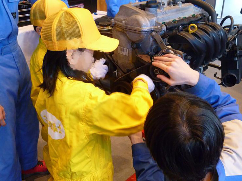 エンジンを整備する子ども