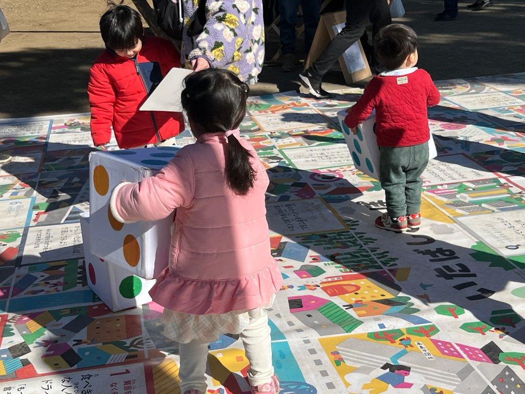 巨大すごろくで遊ぶ子ども