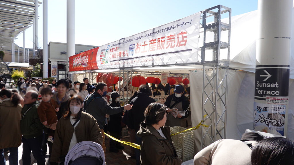 イベントでグルメを買う人たち