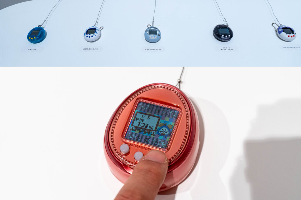 大たまごっち展　会場風景　たまごっち操作