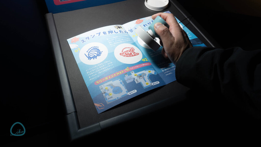 スタンプラリーを楽しむ人