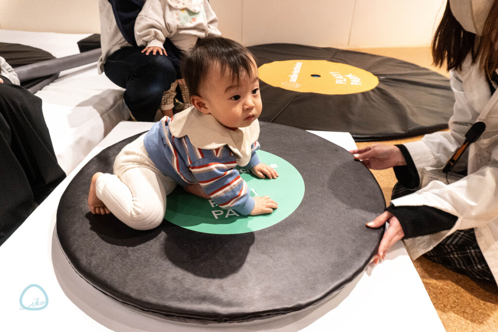 レコード盤に乗る赤ちゃん