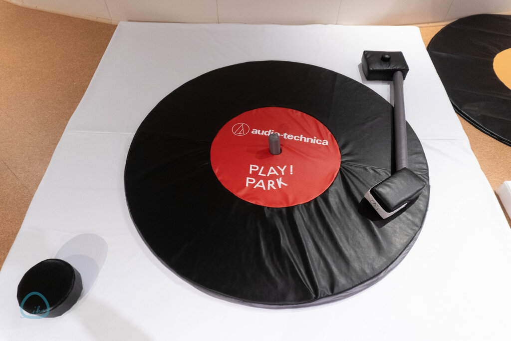 レコードとプレーヤーのオブジェ