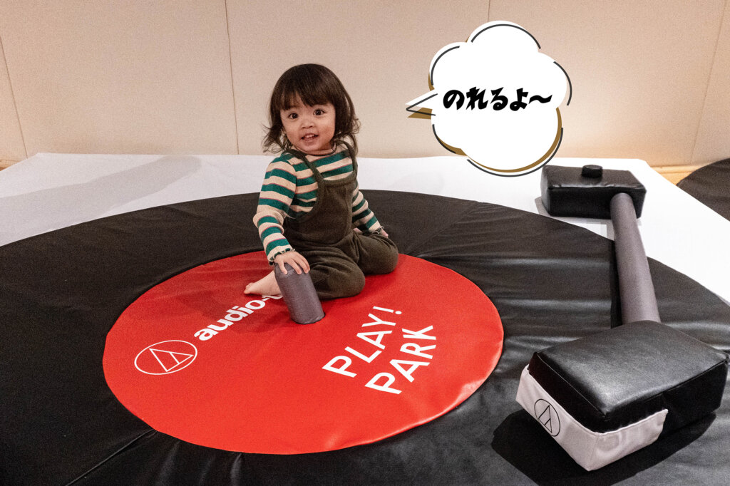 レコード盤に乗る幼児