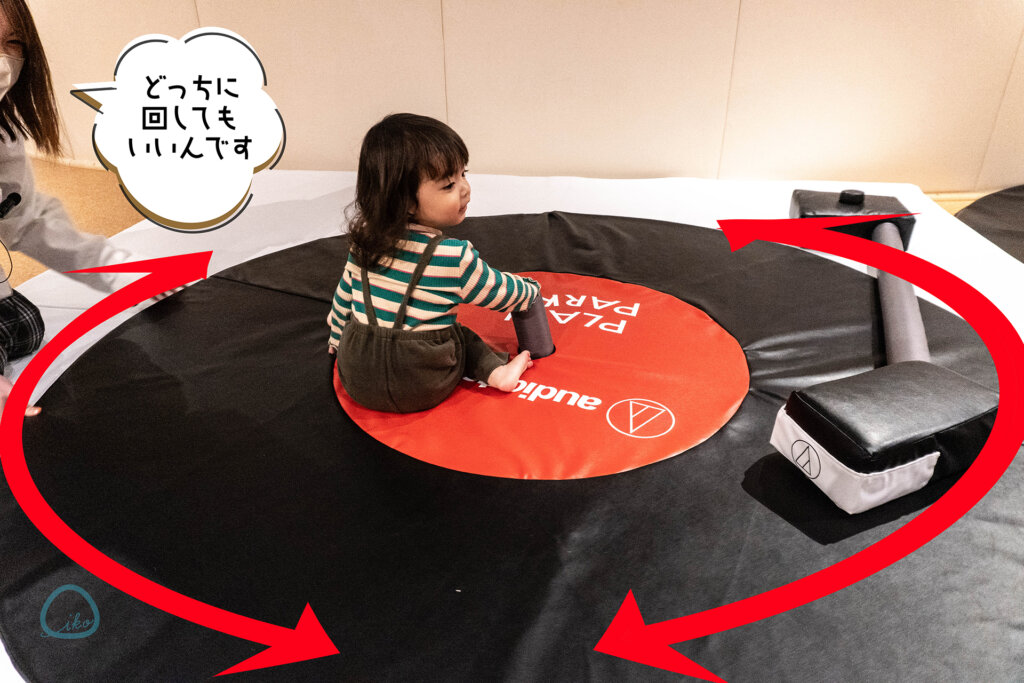 レコード盤に乗り遊ぶ幼児