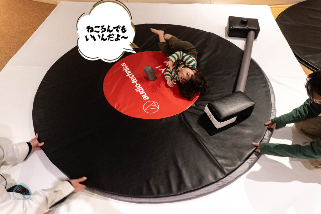 レコード盤に乗り遊ぶ幼児