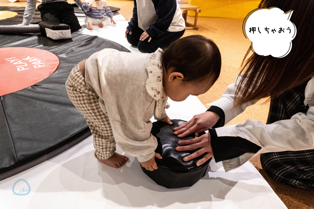 レコード盤のボタンを押す幼児