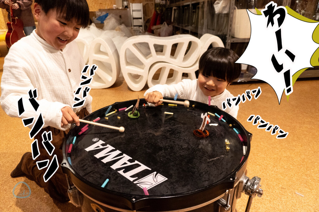 太鼓を叩く男子