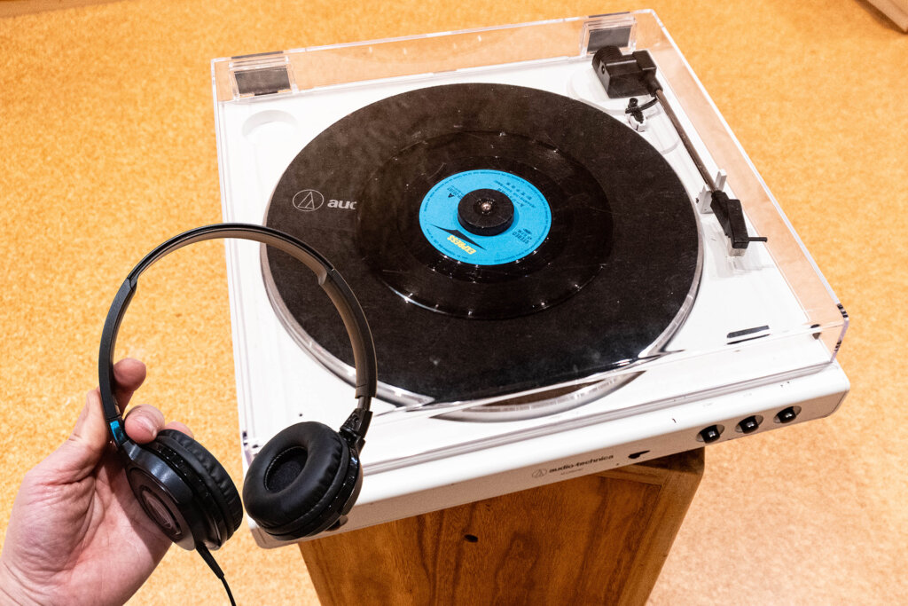 レコードプレーヤーとヘッドフォン