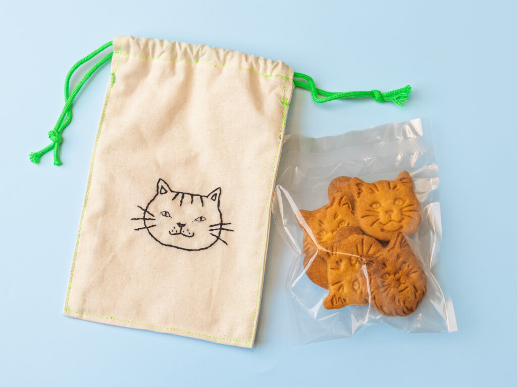 猫の巾着とクッキー