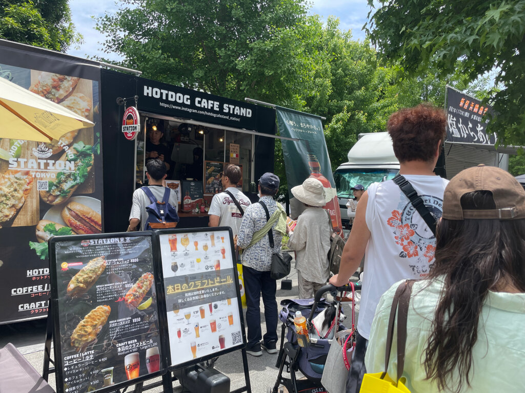 キッチンカーに並ぶ人々