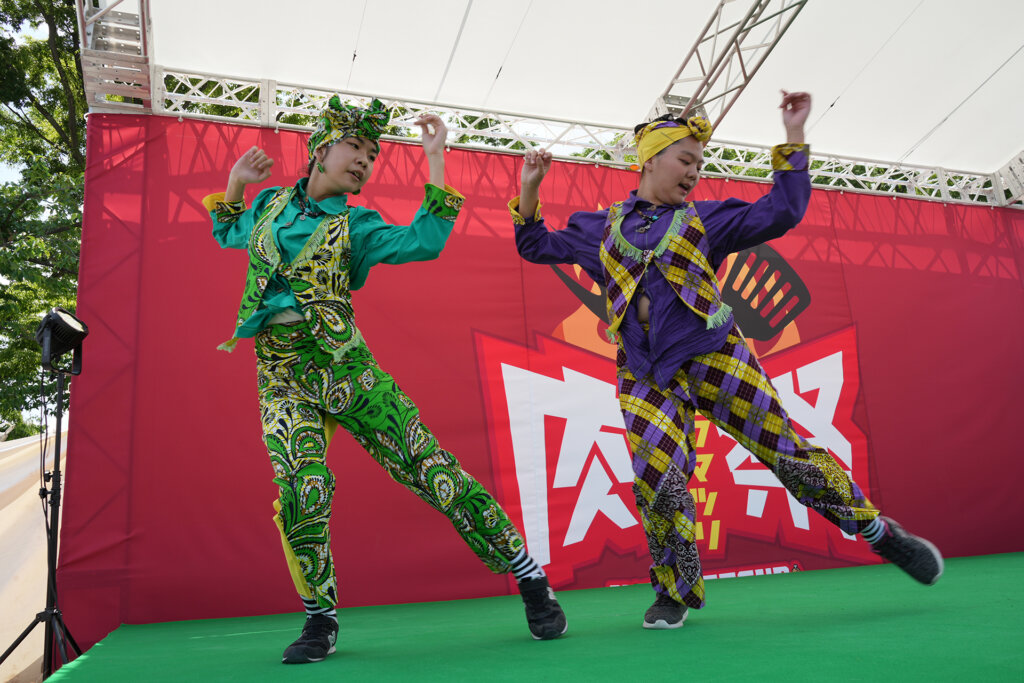 肉祭のダンスコンテストでダンスする人