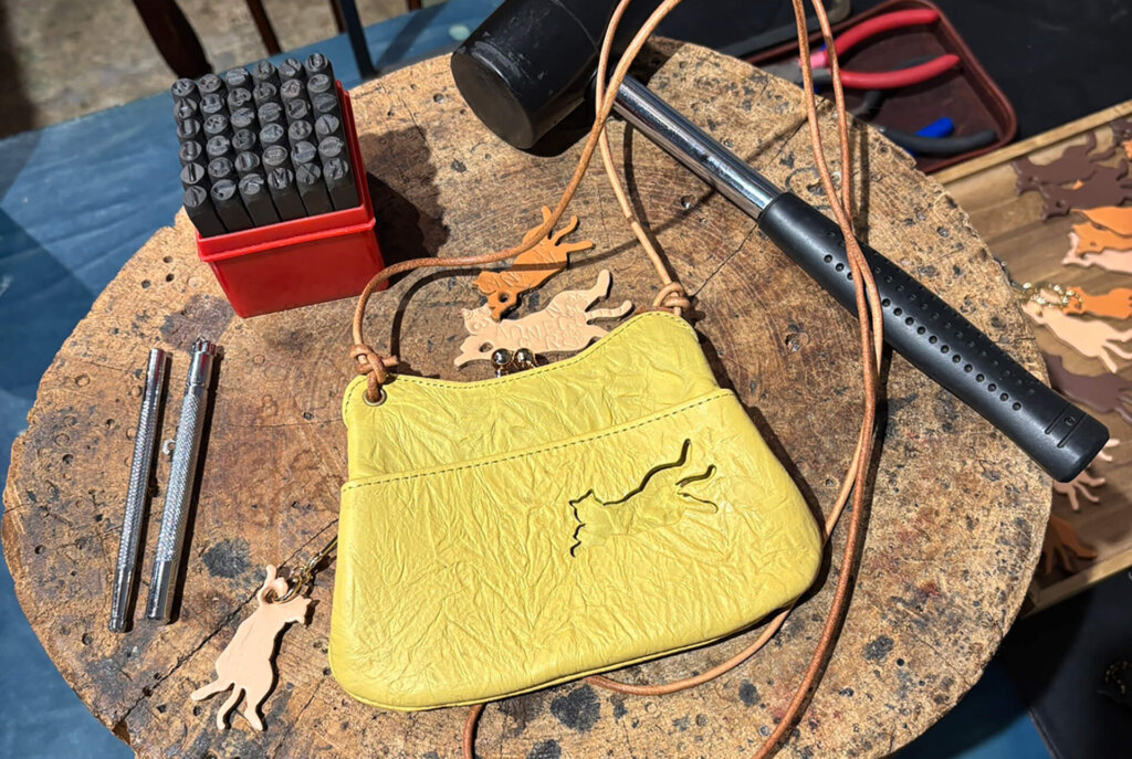 猫の型取りをした黄色いサコッシュ