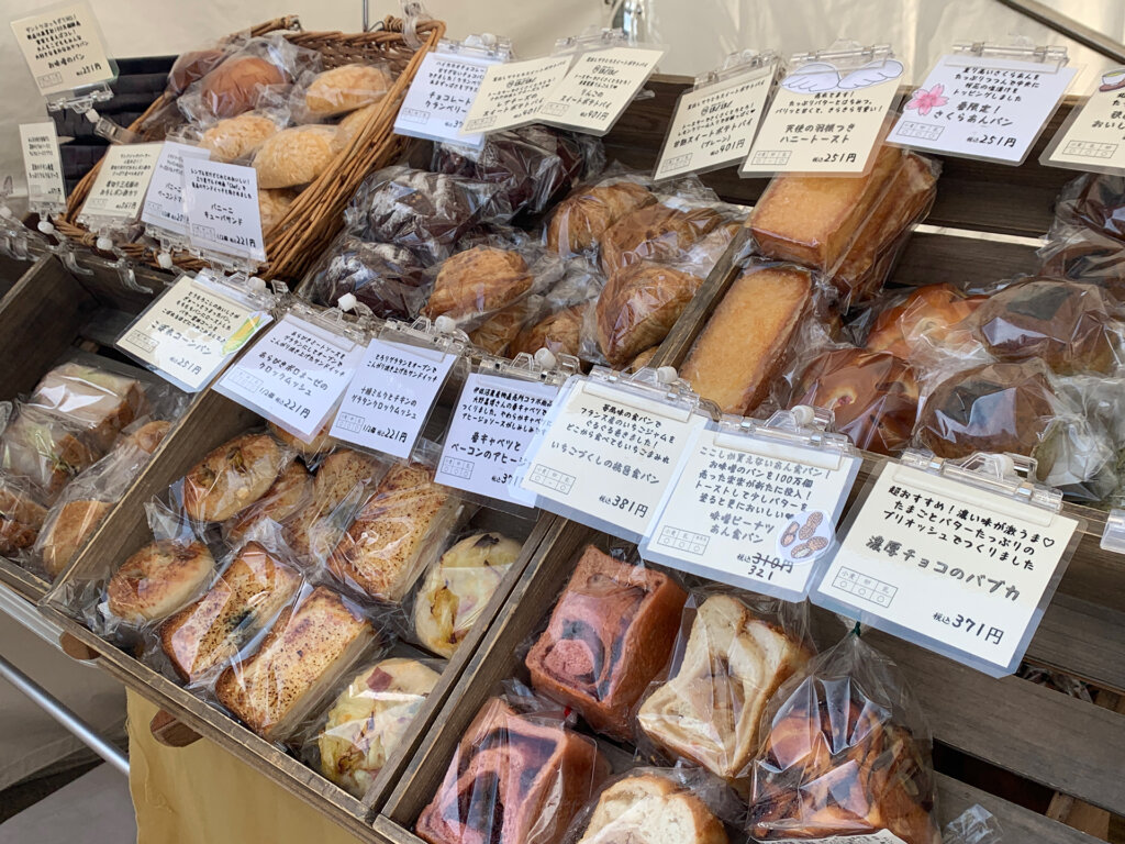 棚に並んだパン