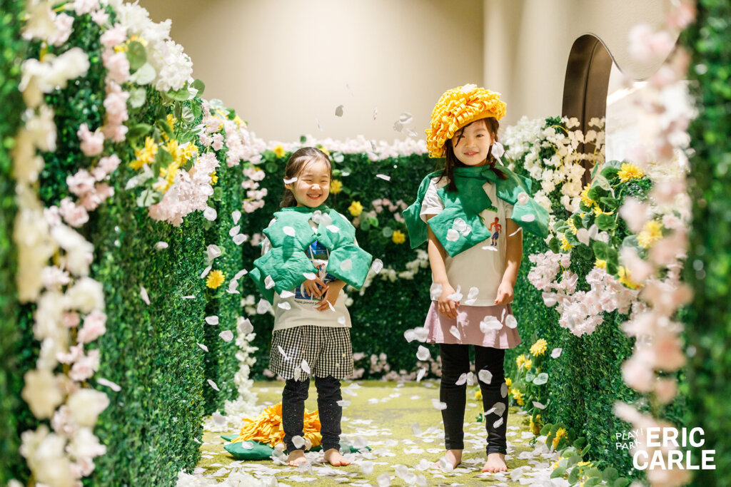 桜吹雪が舞うなかで遊ぶ子ども