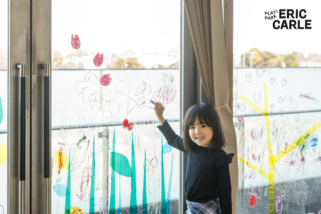 窓ガラスに落書きする子ども