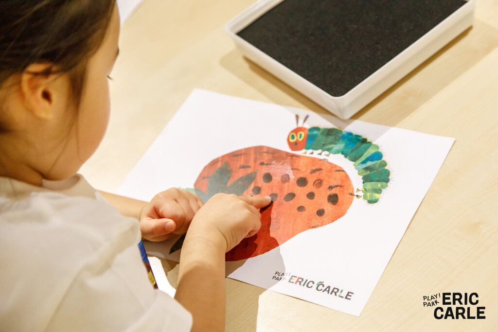 苺に指で模様を描く子ども