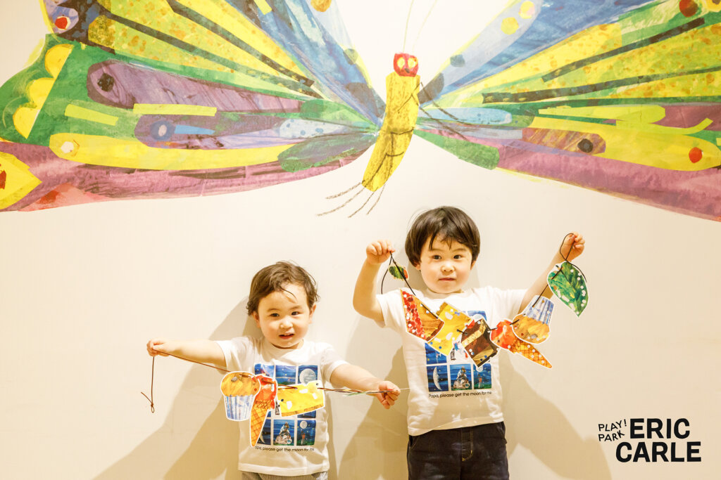 食べ物のタペストリーを持つ子ども