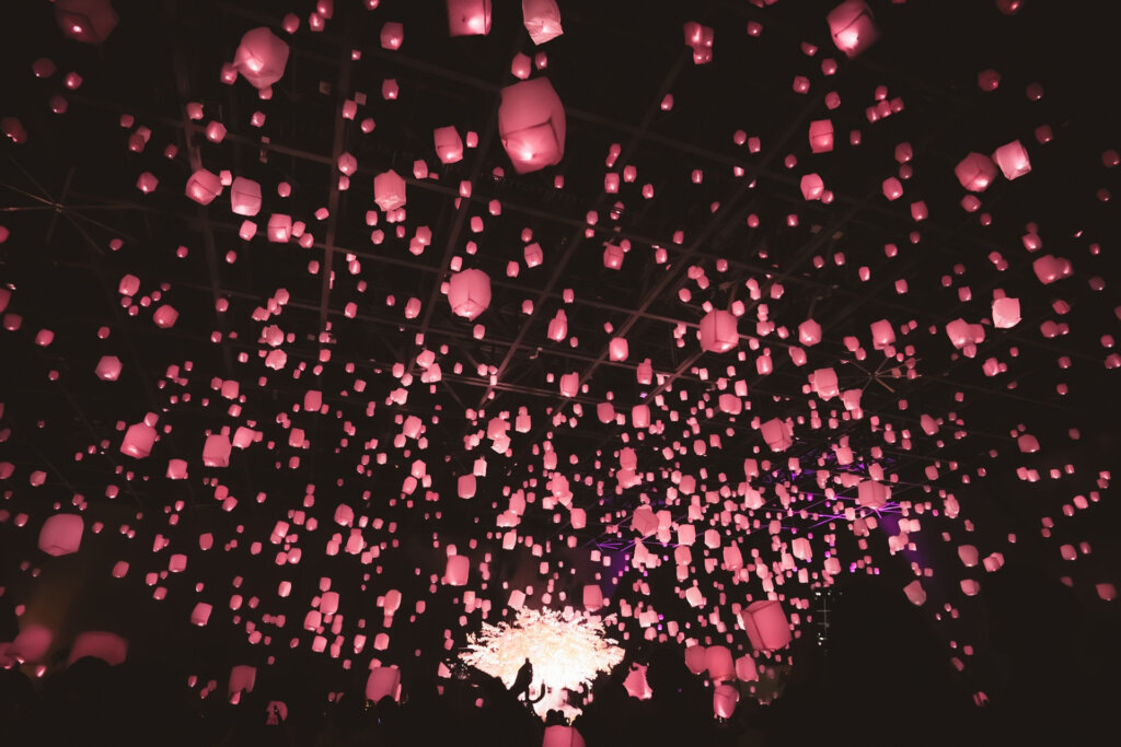ピンクのスカイランタンを飛ばす