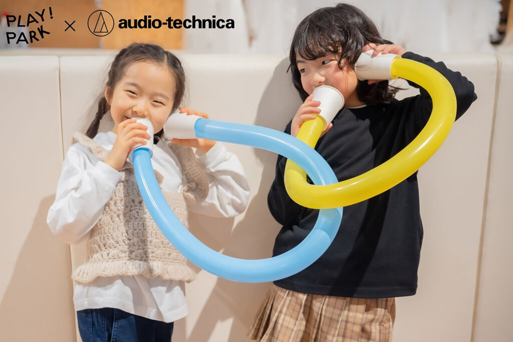 PLAY! PARK　風船電話を楽しむ子ども
