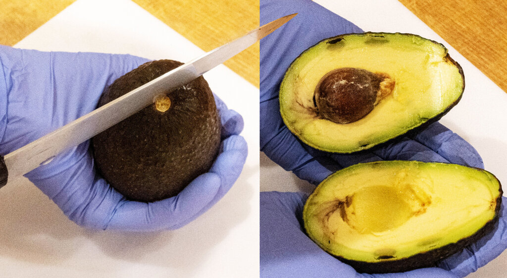 アボガドを包丁でカット