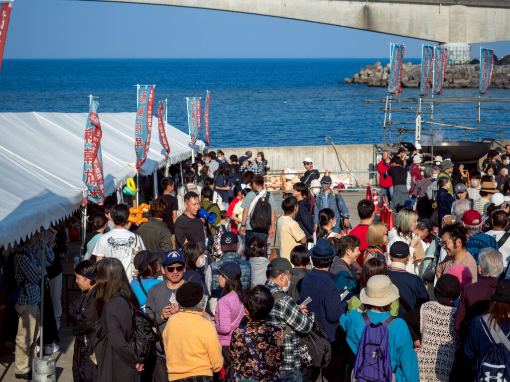 ふ頭のブースに集まる観客