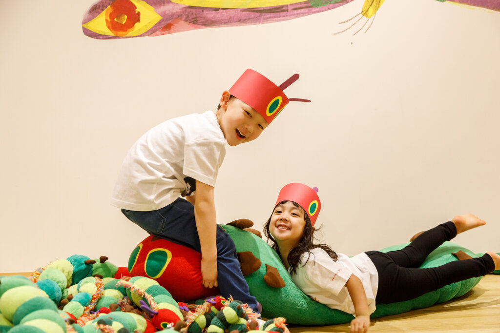 はらぺこあおむしの格好をして遊ぶ子ども