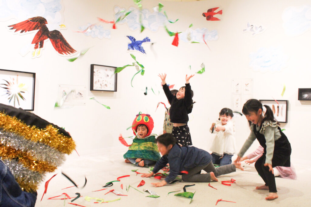 キラキラのリボンをキャッチして遊ぶ子ども