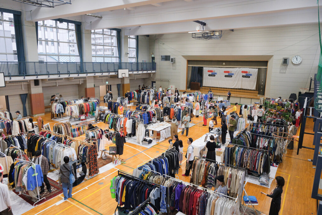HOME/FLEA/WORK　体育館内のフリマ風景