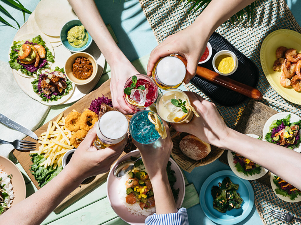 ビアガーデンでグルメを楽しむ　乾杯シーン