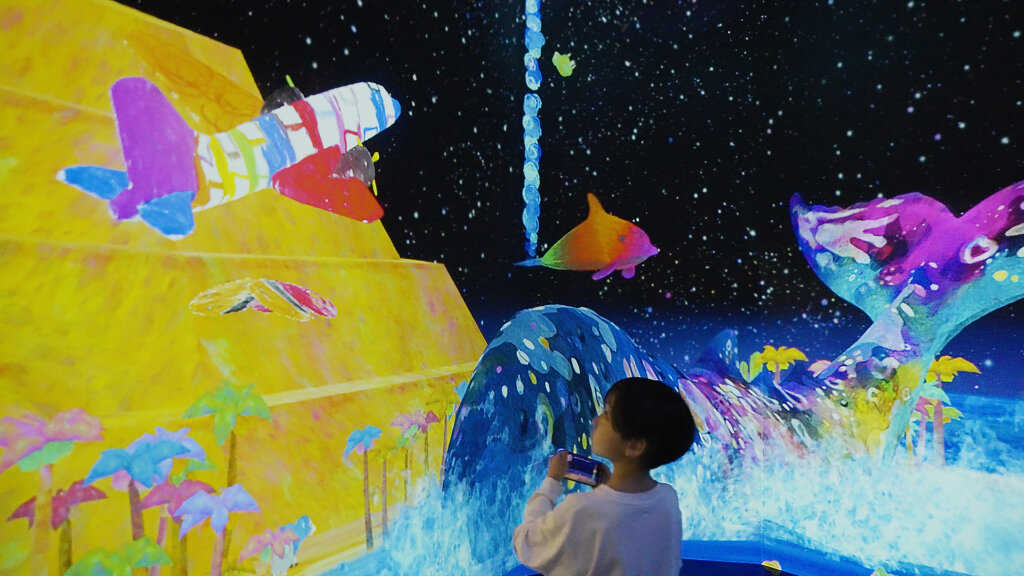 航空科学博物館「チームラボ スケッチ環世界」会場の様子