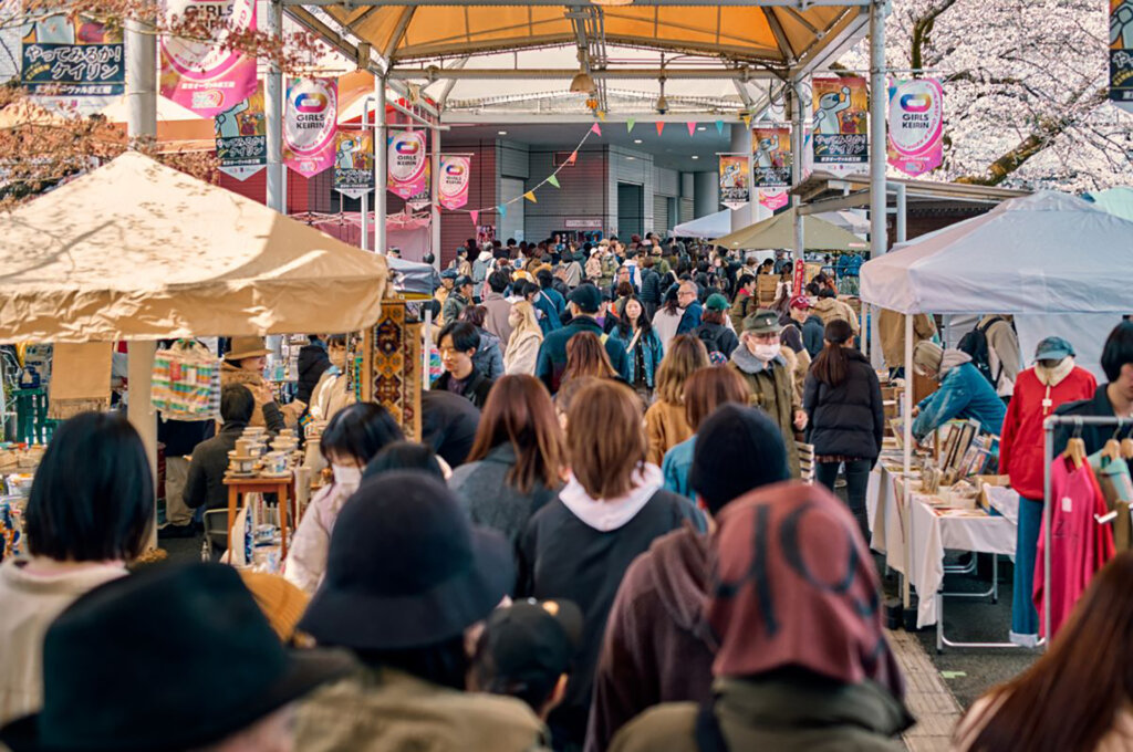 多くの客で混雑する物販会場
