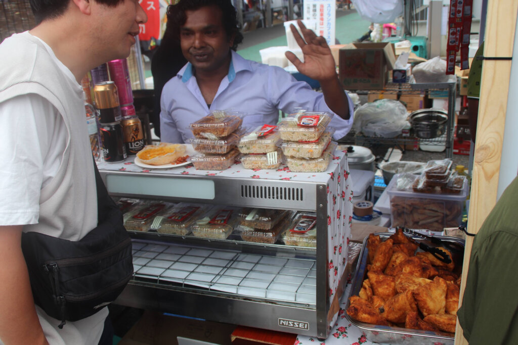 スリランカ料理を販売する男性
