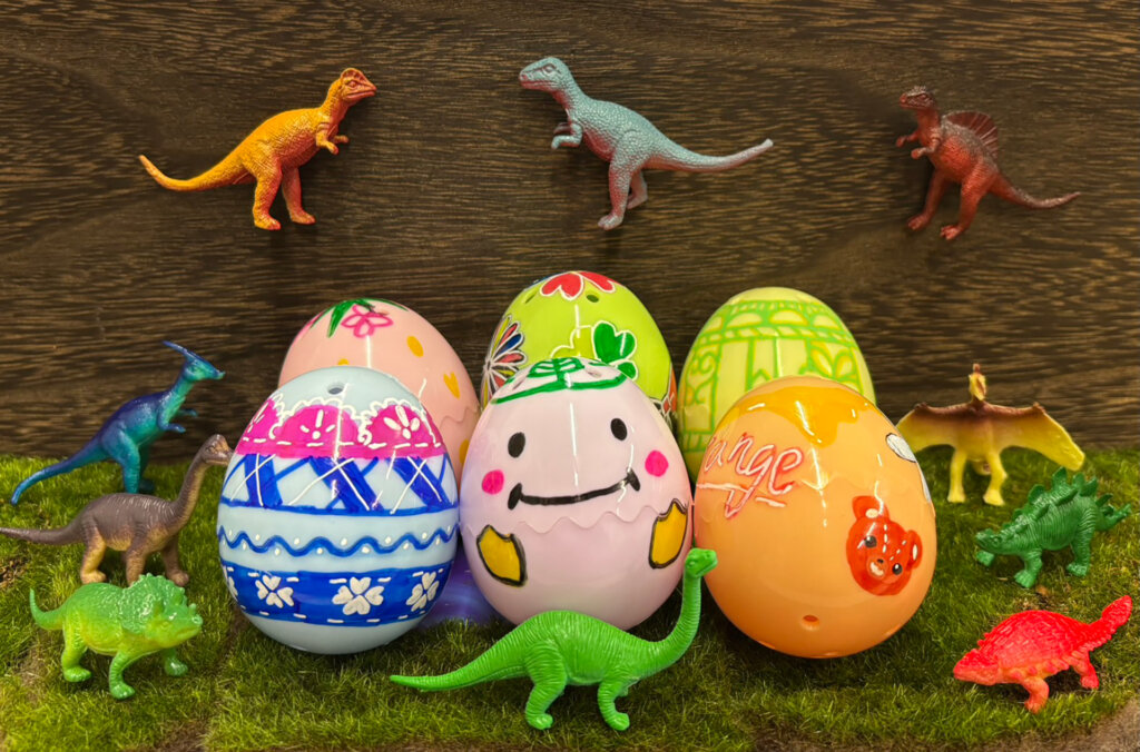 イースターの卵と恐竜のフィギュア　