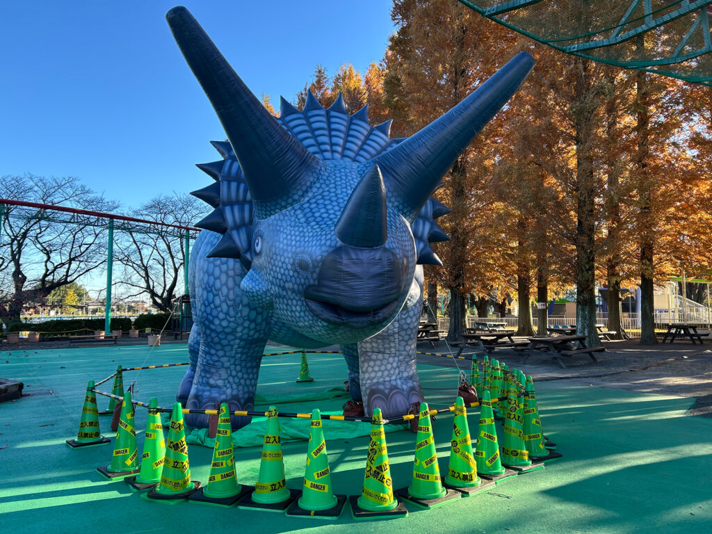 トリケラトプスの巨大立像