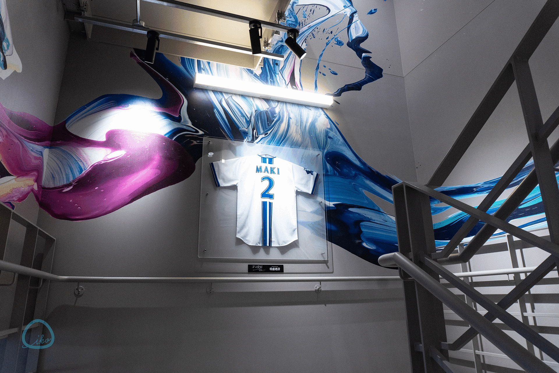 ベースゲート横浜　THE LIVE　階段のユニフォーム