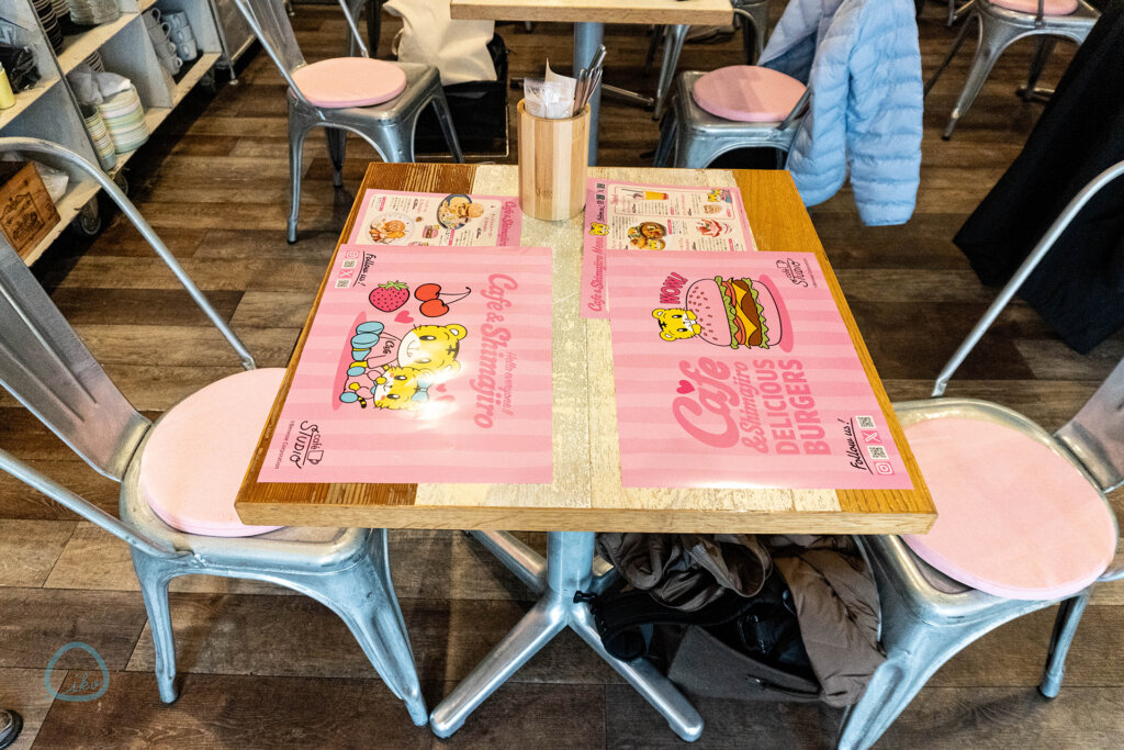 Cafe & Shimajiro　テーブル